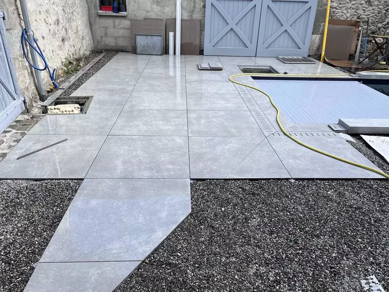 profilowanie spadków tarasu w otoczeniu basenu.webp